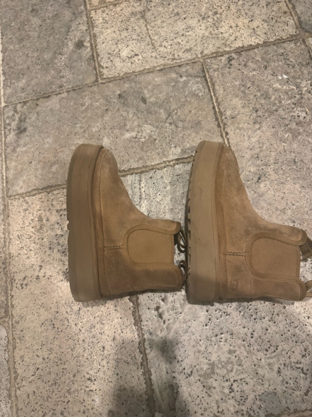 EUC Suede Chelsea UGG Platform Boots in Tan